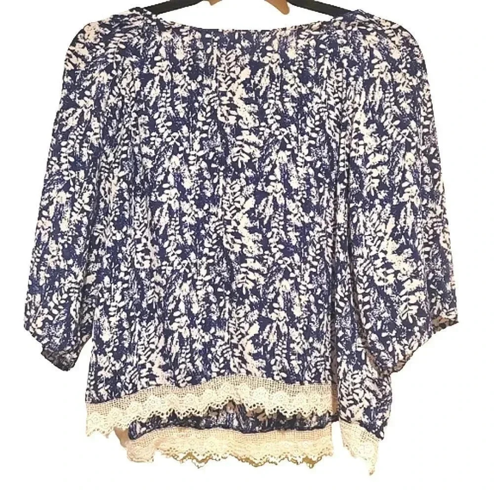 ZOA New York blue and white floral blouse Size Small